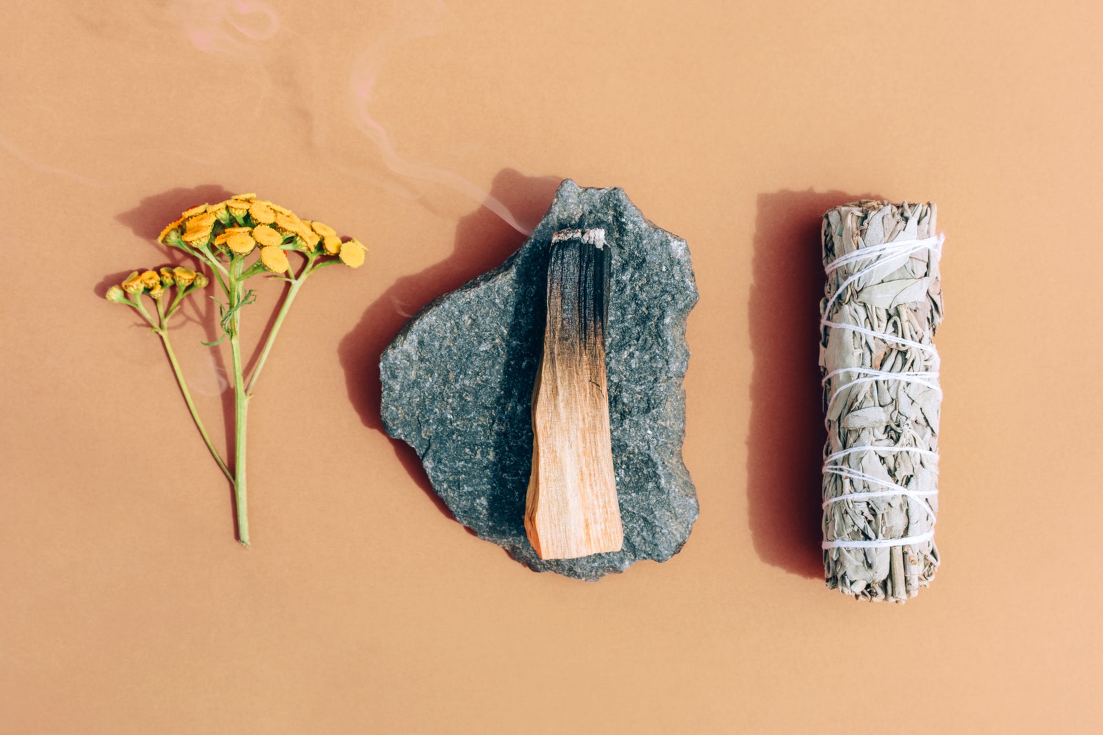 « Si vous voulez aller plus loin, vous pouvez allumer du Palo Santo », recommande Ninette.